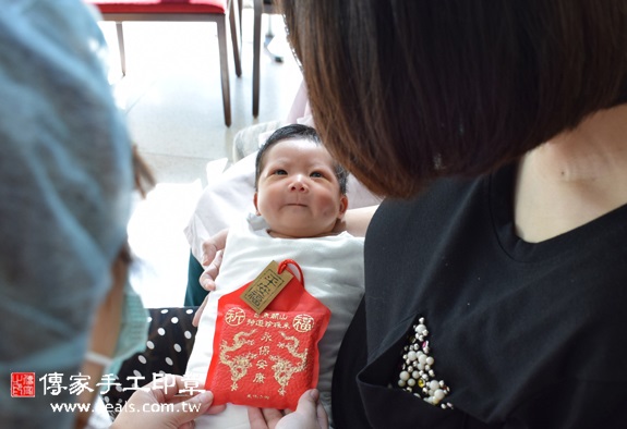 小披薩(新竹竹北市到府嬰兒寶寶滿月剃頭理髮、免費到府嬰兒剃胎毛儀式吉祥話)。到府剃頭剃胎毛主持、專業拍照、DVD光碟、證書。★購買「臍帶章、肚臍章、胎毛筆刷印章」贈送：剃頭、收涎、抓周，三選一。2015.10.31 照片6